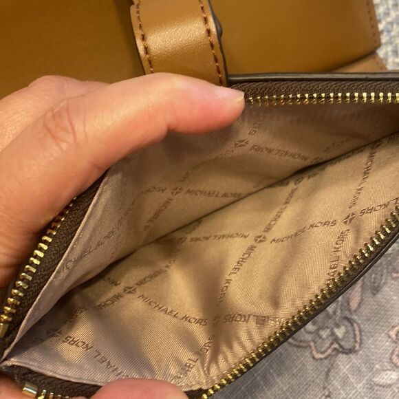 Spring SALE 🌷🌺🌸Michael Kors Adele Logo Smartphone NWOT - Picture 7 of 7